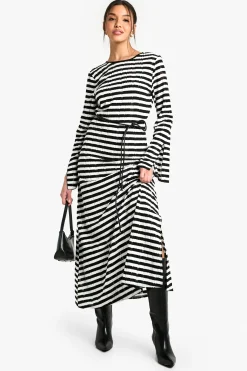 Robe midaxi à manches évasées texturées à rayures