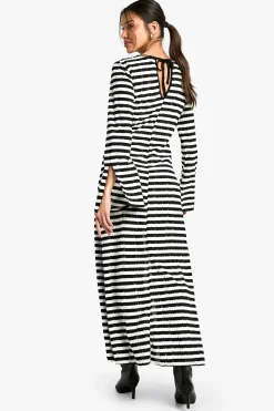Robe midaxi à manches évasées texturées à rayures