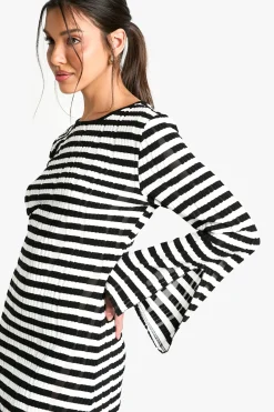 Robe midaxi à manches évasées texturées à rayures