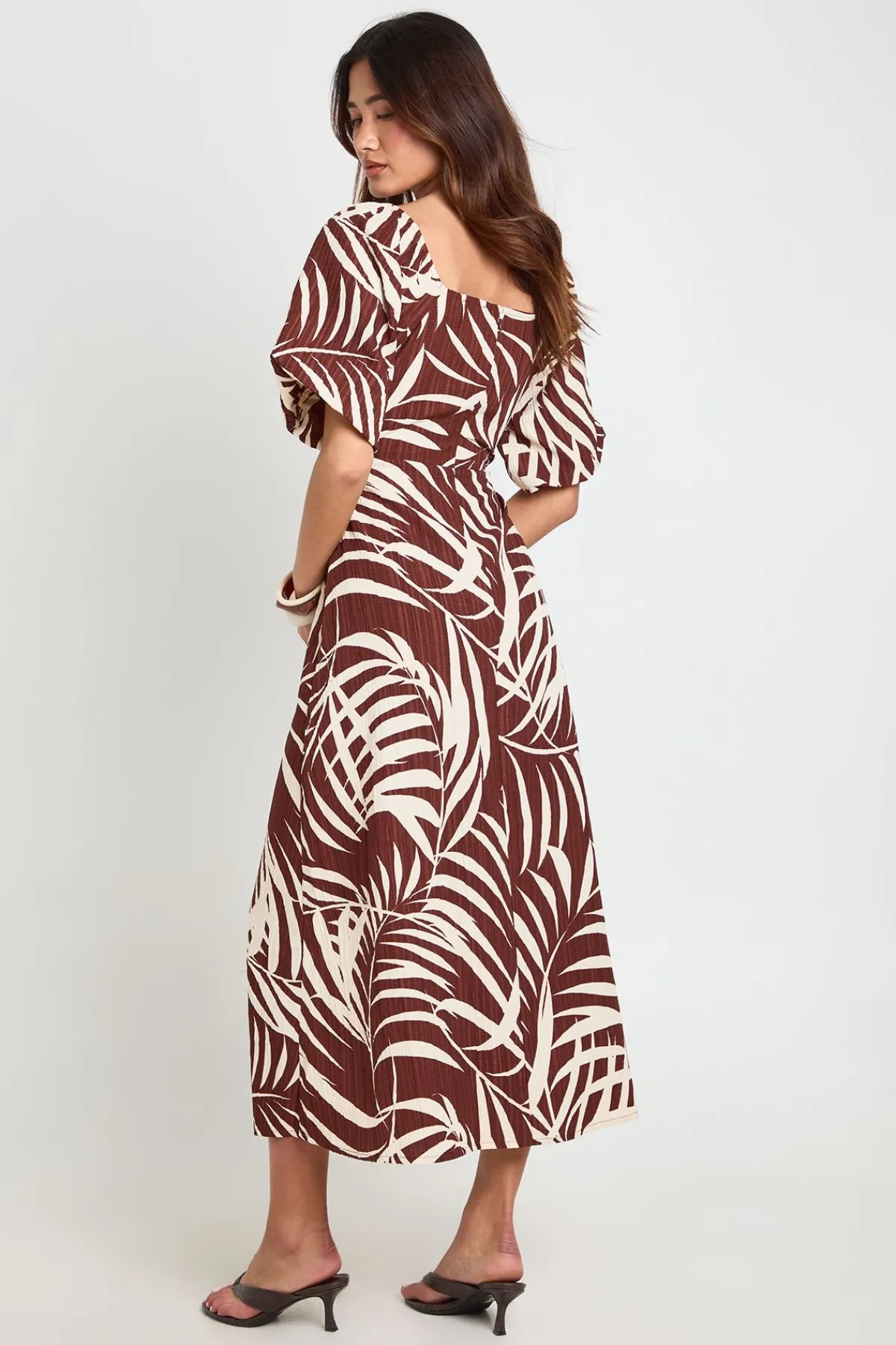 boohoo Robe Midaxi À Manches Volumineuses Et Imprimé Palmier Texturé<Femme Toutes Les Robes|Robes Patineuses