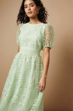 Robe Midaxi Petite à Manches Bouffantes en Dentelle