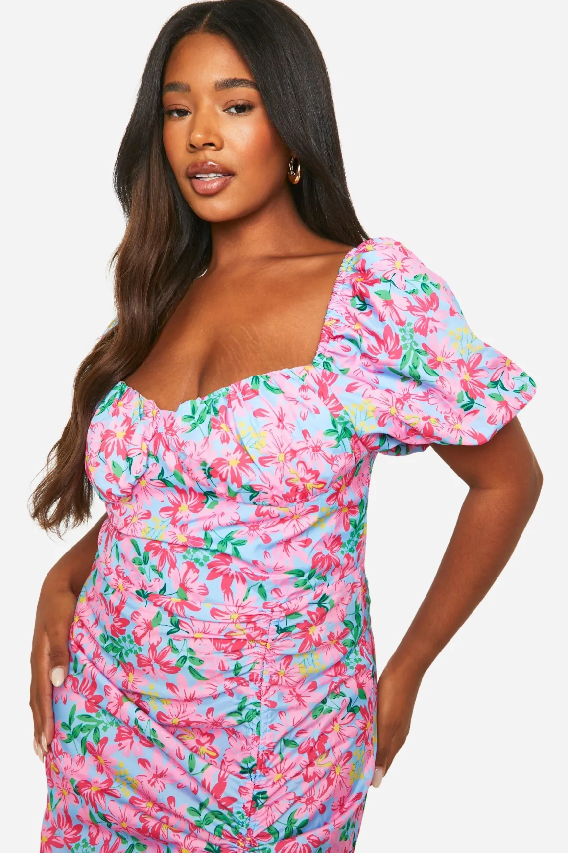 Robe midaxi pour grandes tailles en tissu tissé à motifs floraux discrets et froncée
