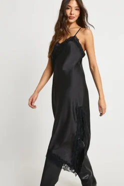 Robe midaxi slip en satin asymétrique à dentelle