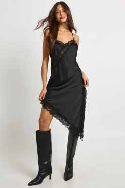Robe midaxi slip en satin asymétrique à dentelle