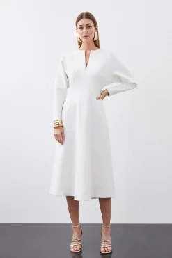 Robe midaxi structurée en crêpe, ajustée, à décolleté en clé arrondi et coupe évasée