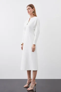 Robe midaxi structurée en crêpe, ajustée, à décolleté en clé arrondi et coupe évasée