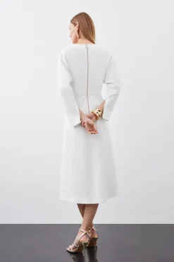 Robe midaxi structurée en crêpe, ajustée, à décolleté en clé arrondi et coupe évasée