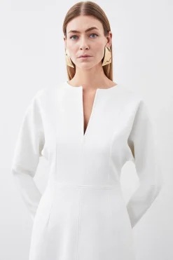 Robe midaxi structurée en crêpe, ajustée, à décolleté en clé arrondi et coupe évasée
