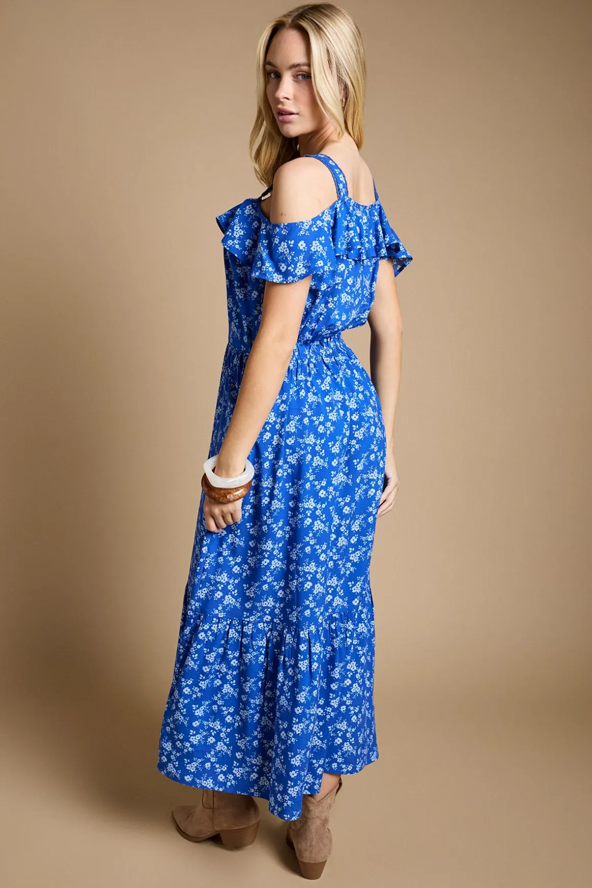Robe Midaxi Étagée À Imprimé Floral Bleu Avec Encolure À Volants Et Boutonnage Devant