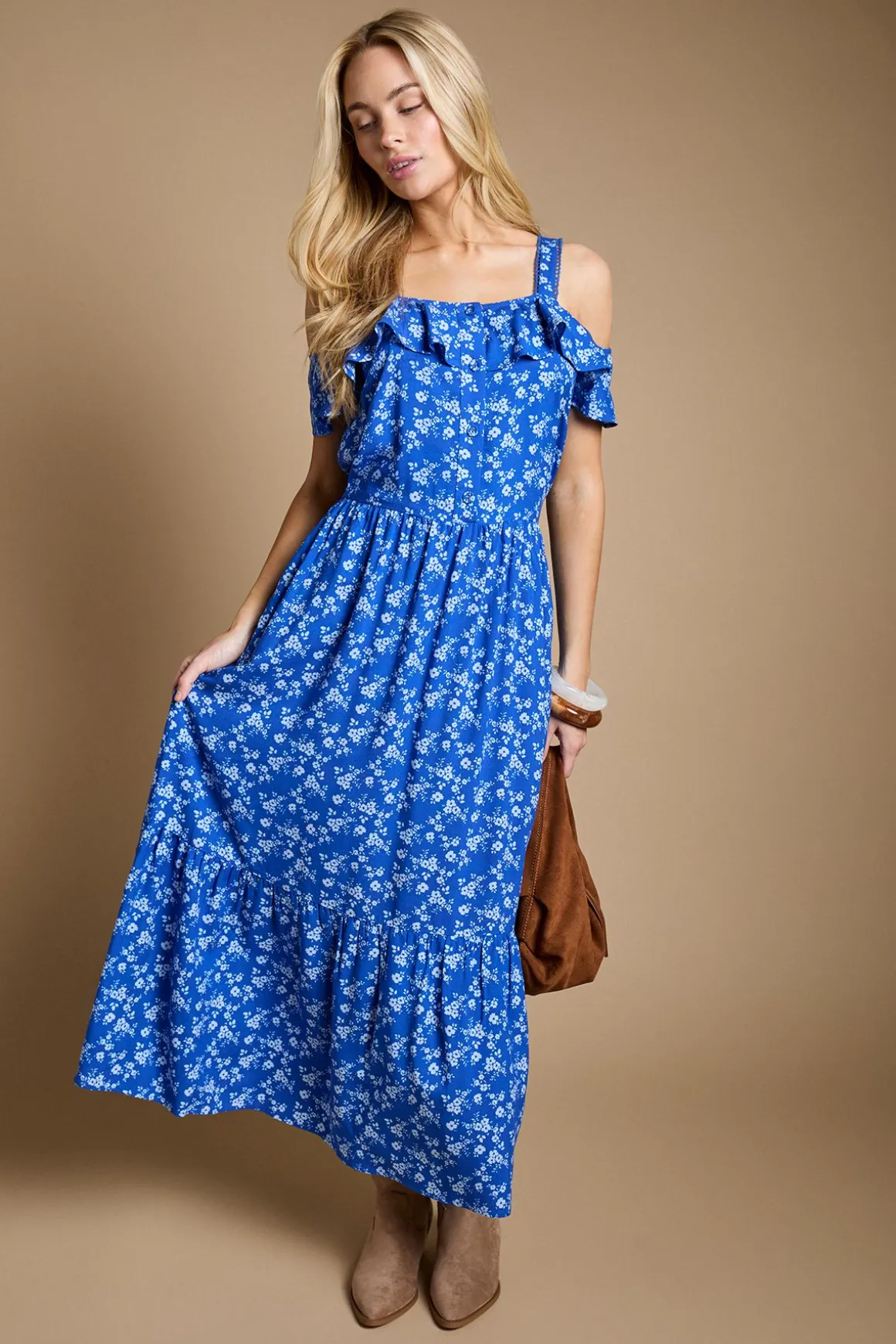Robe Midaxi Étagée À Imprimé Floral Bleu Avec Encolure À Volants Et Boutonnage Devant