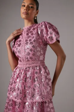 Coast Robe Midaxi Étagée à Manches Courtes avec Sequins Floraux<Femme Toutes Les Robes|Robes Mi-Longues