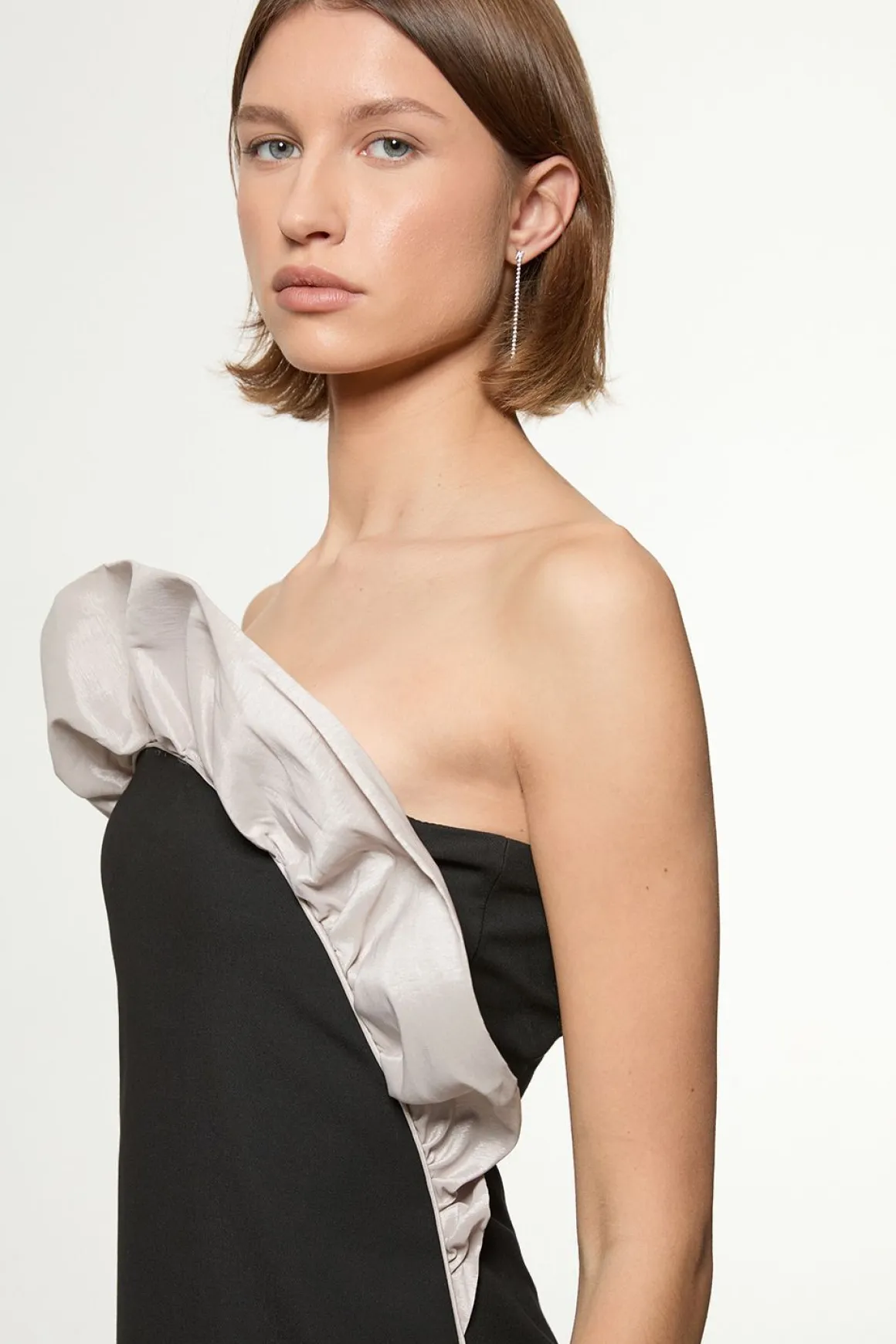 Robe midi ajustée à bandeau en taffetas stretch compact ornée de volants