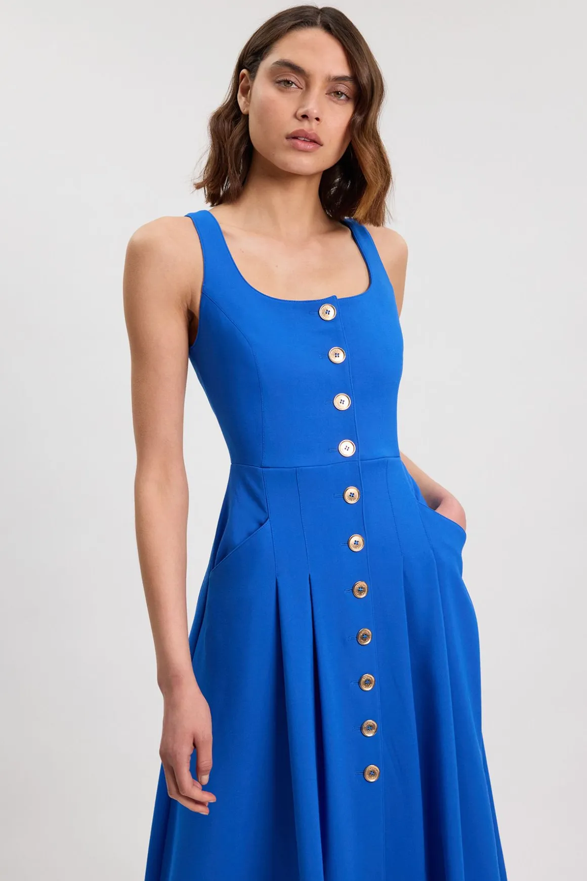 Robe Midi Ajustée À Bretelles Avec Boutonnage Sur Toute La Longueur