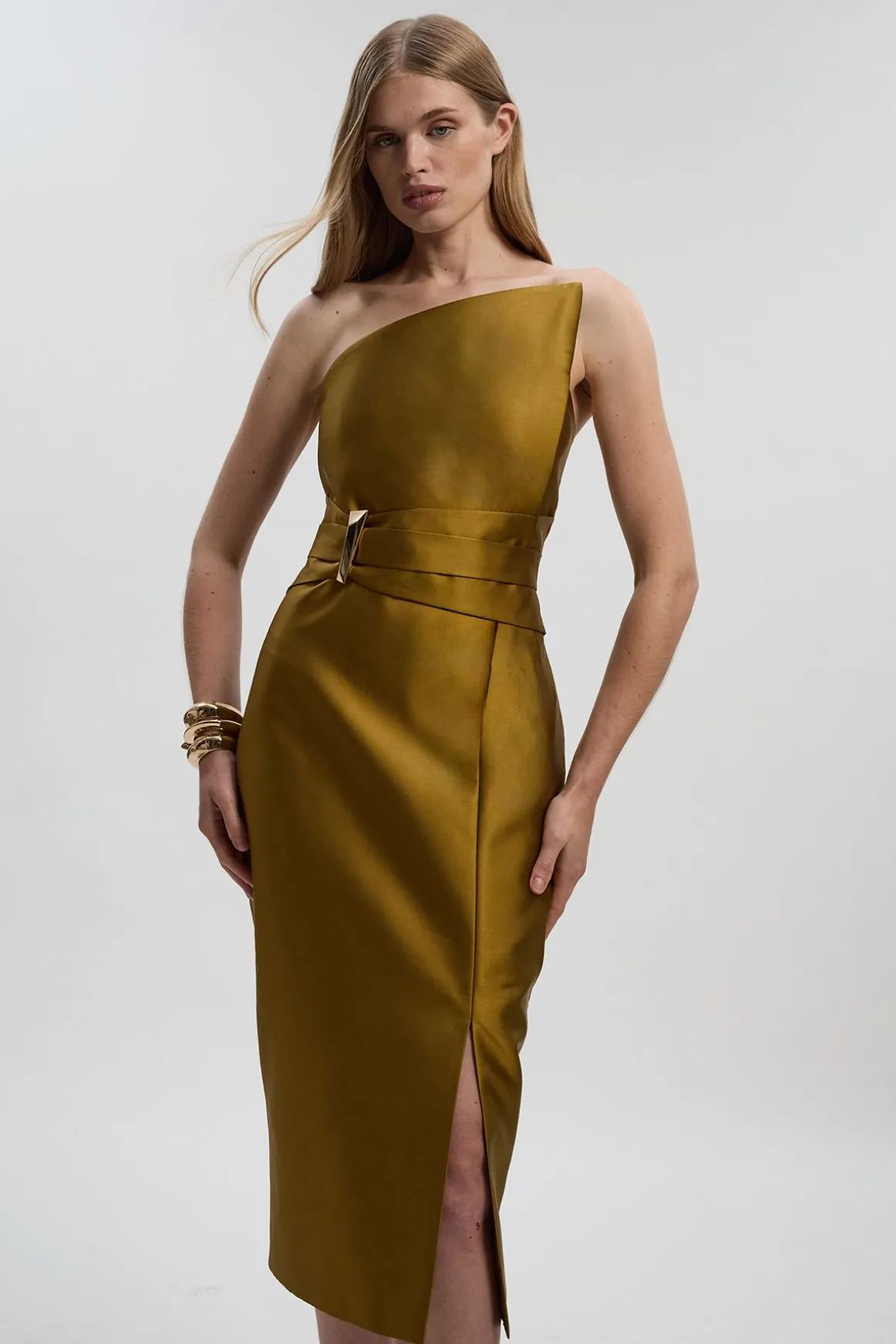 Robe Midi Ajustée à Col Asymétrique Structuré avec Détails de Passepoil en Satin Sergé