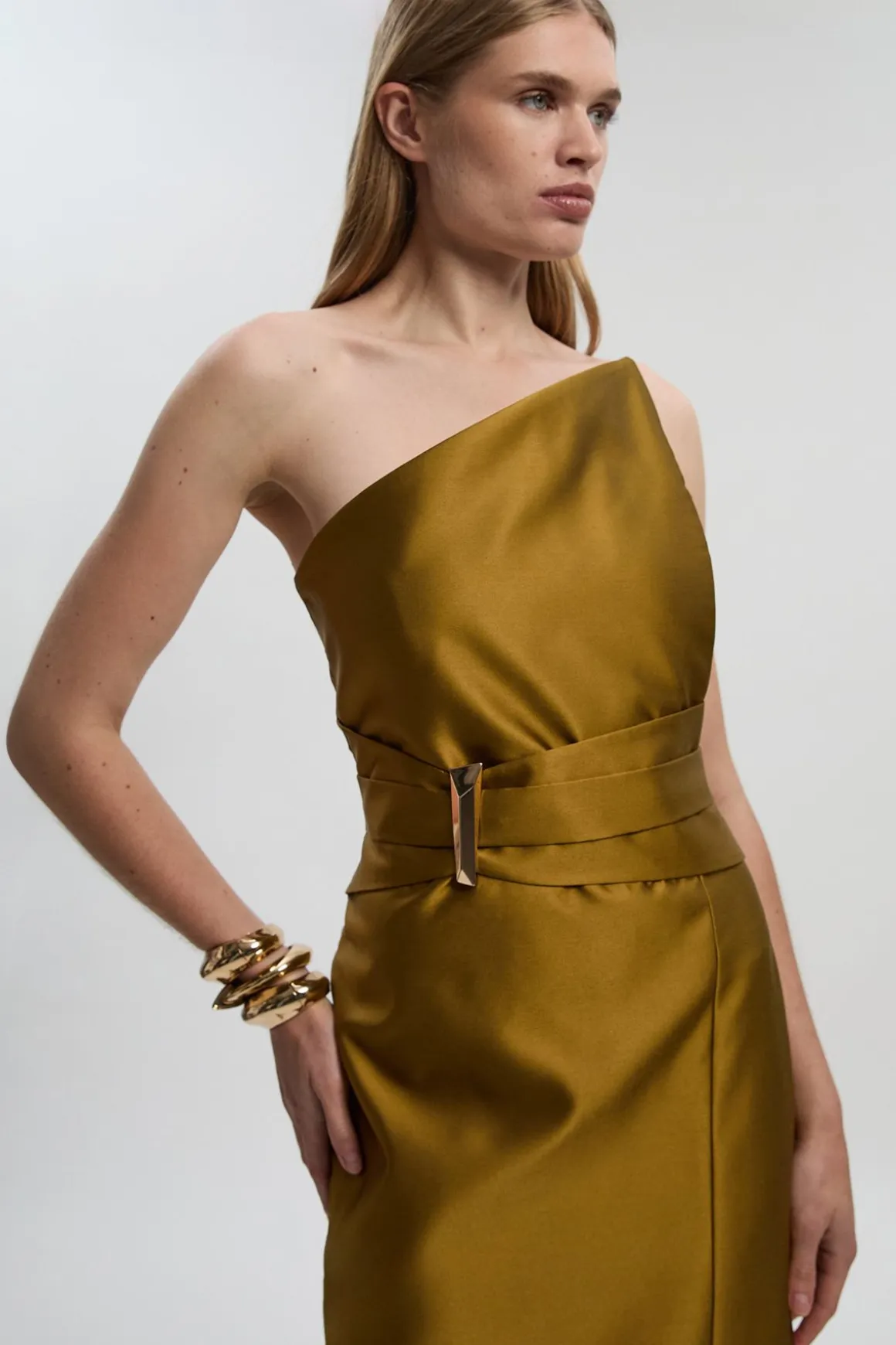 Robe Midi Ajustée à Col Asymétrique Structuré avec Détails de Passepoil en Satin Sergé