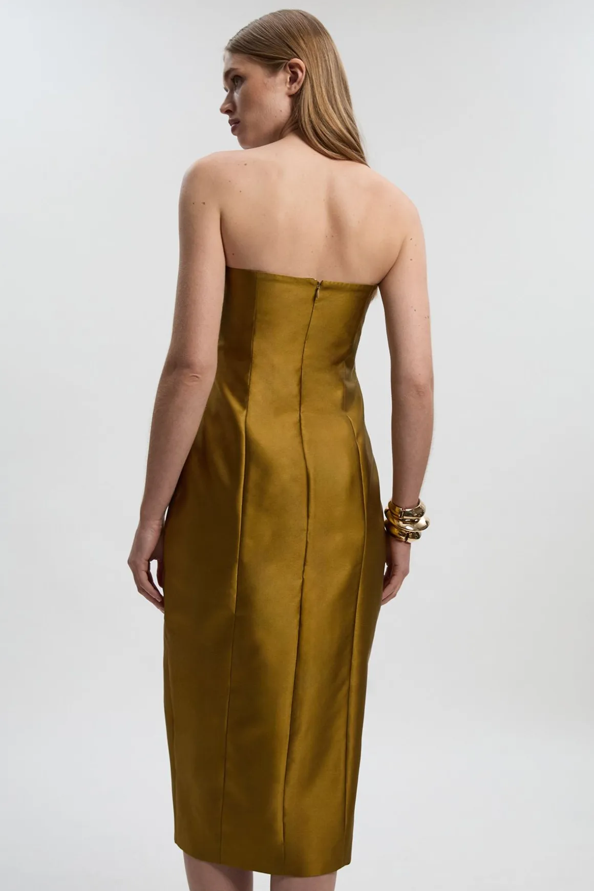 Robe Midi Ajustée à Col Asymétrique Structuré avec Détails de Passepoil en Satin Sergé