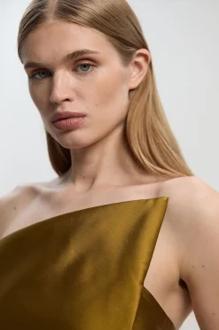 Robe Midi Ajustée à Col Asymétrique Structuré avec Détails de Passepoil en Satin Sergé