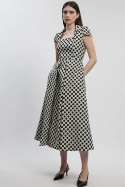 Robe Midi Ajustée à Col Carré et Jupe Évasée en Jacquard à Pois