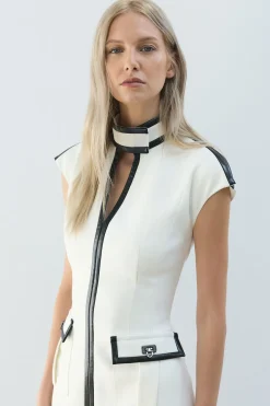 Robe Midi Ajustée Col Montant Avec Fermeture Verrou Et Détails SYNTHÉTIQUE En Tissu Stretch Compact