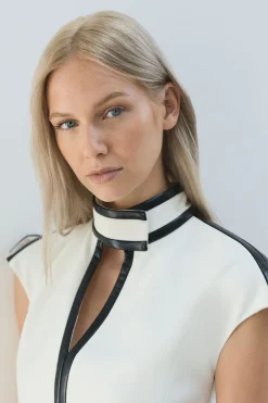 Robe Midi Ajustée Col Montant Avec Fermeture Verrou Et Détails SYNTHÉTIQUE En Tissu Stretch Compact