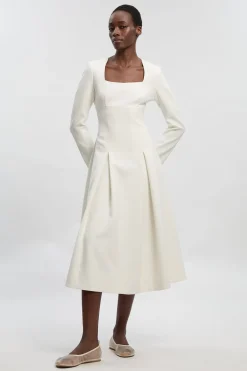Robe Midi Ajustée à Décolleté Cœur en Tissu Stretch