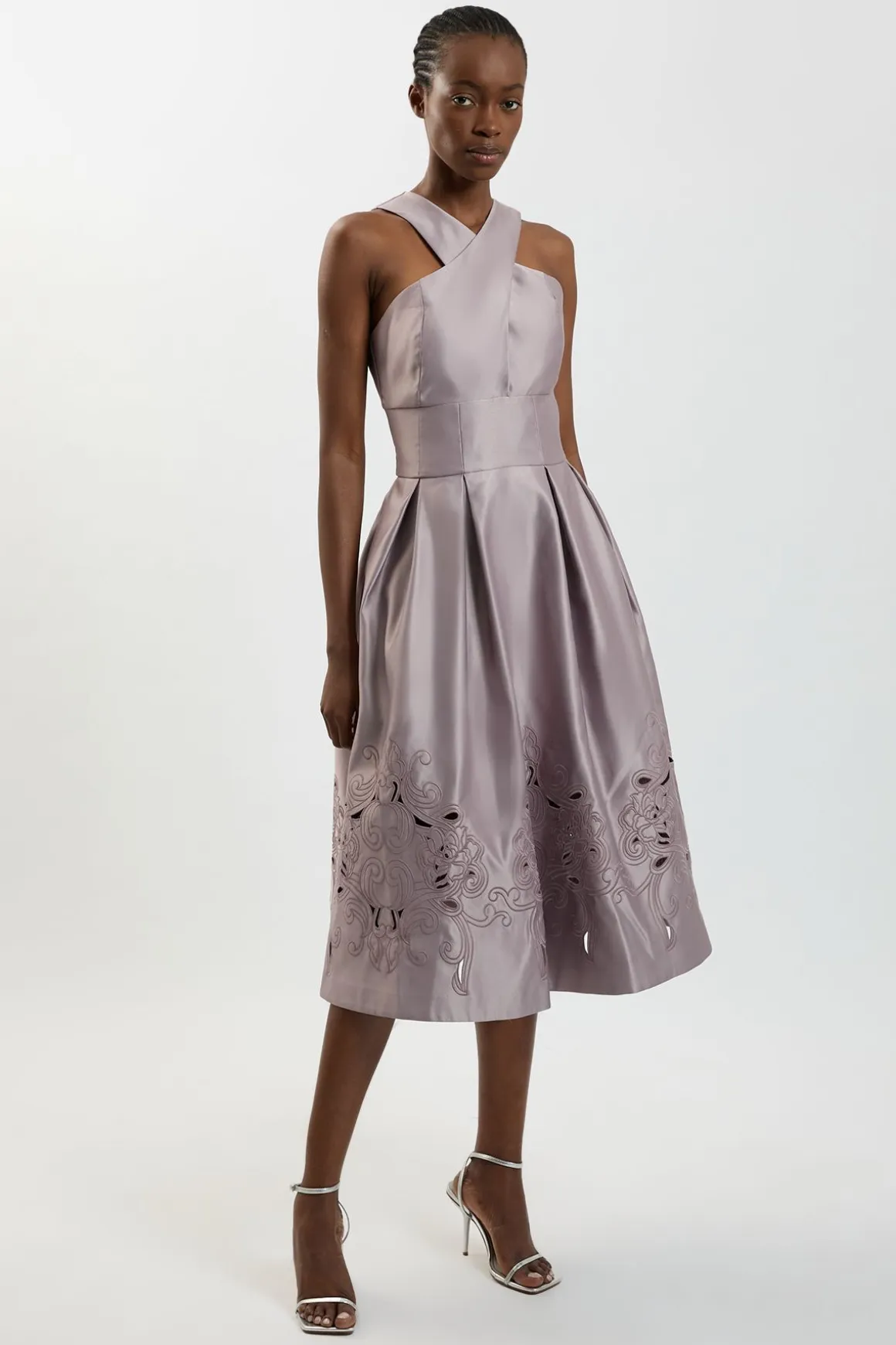 Robe Midi Ajustée En Satin Avec Découpes Ajourées Et Col Licou