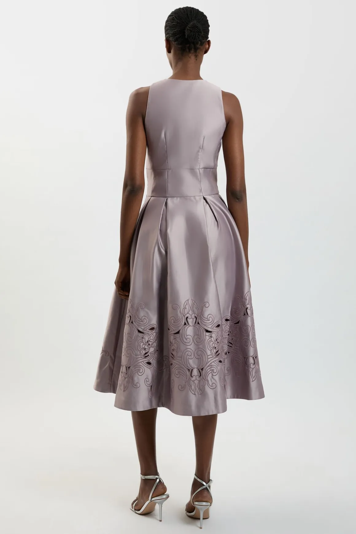 Robe Midi Ajustée En Satin Avec Découpes Ajourées Et Col Licou