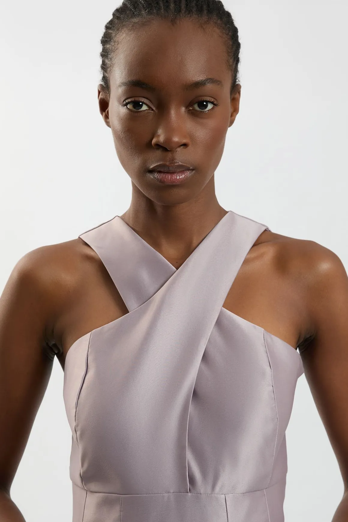 Robe Midi Ajustée En Satin Avec Découpes Ajourées Et Col Licou