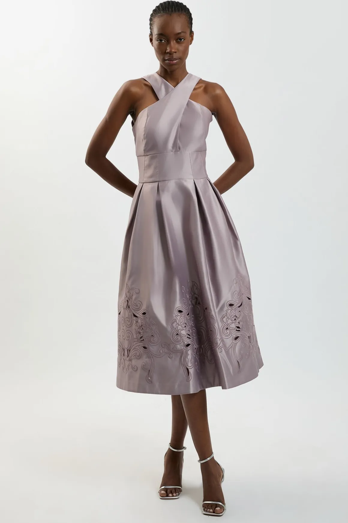 Robe Midi Ajustée En Satin Avec Découpes Ajourées Et Col Licou