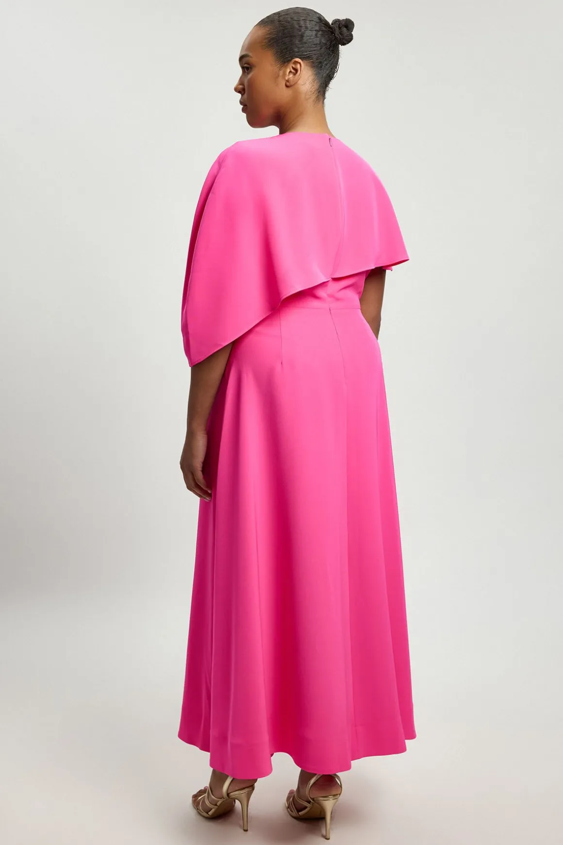 Robe Midi Ajustée Grande Taille Avec Détail Cape Structurée Douce