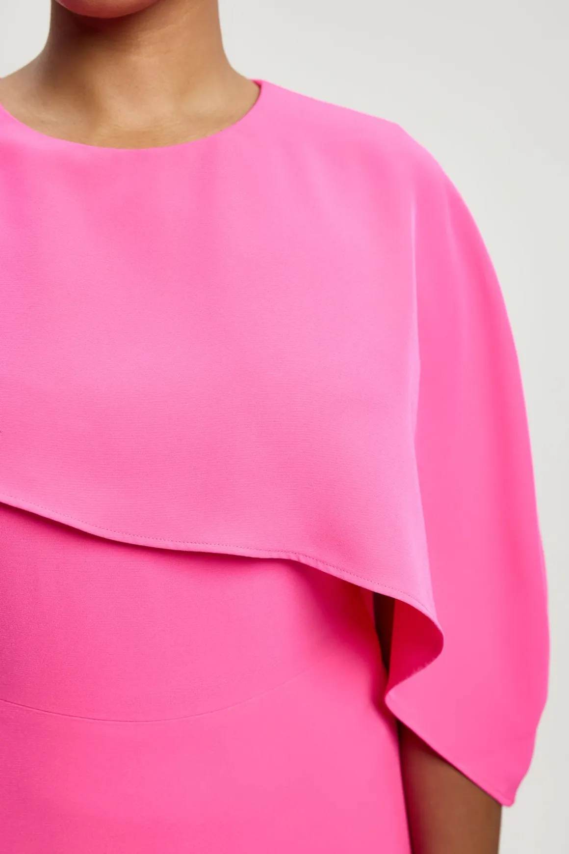 Robe Midi Ajustée Grande Taille Avec Détail Cape Structurée Douce