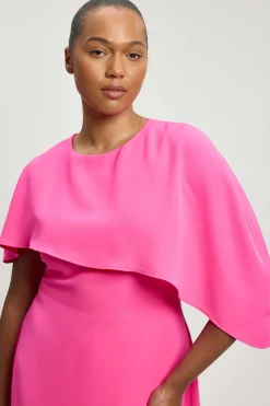 Robe Midi Ajustée Grande Taille Avec Détail Cape Structurée Douce