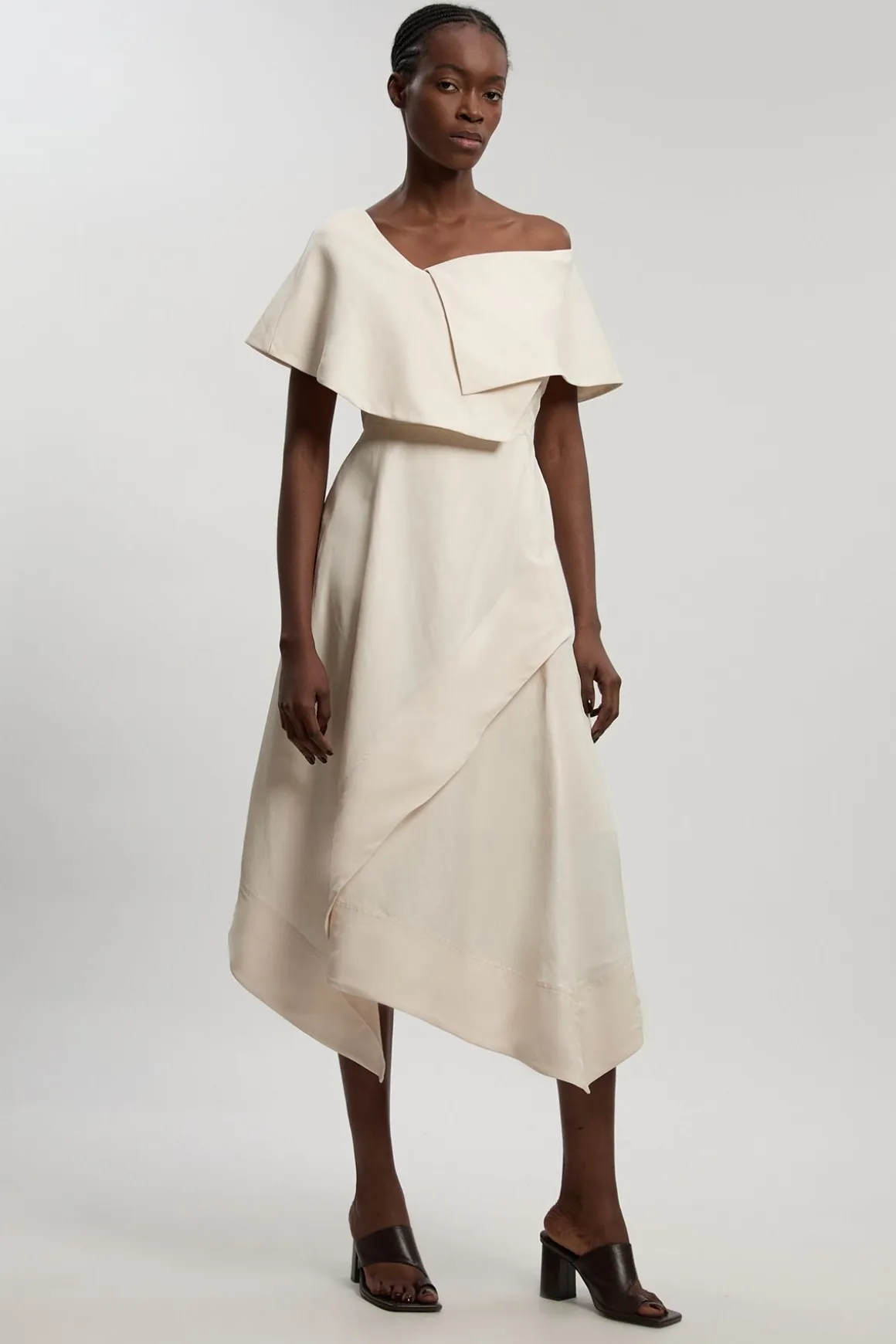 Robe Midi Ajustée À Jupe Ample Et Encolure Asymétrique En Viscose Lin Premium Petite