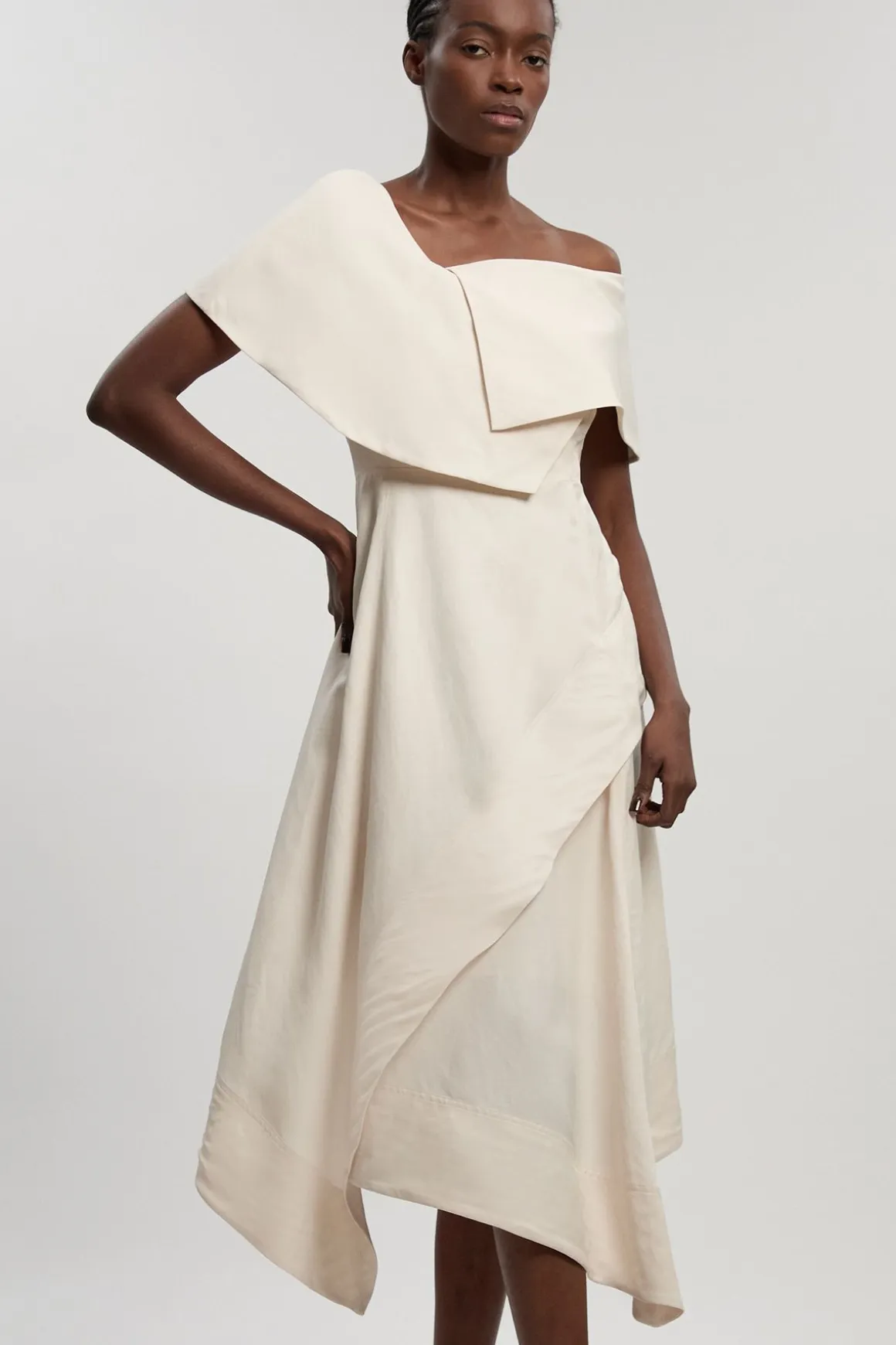 Robe Midi Ajustée À Jupe Ample Et Encolure Asymétrique En Viscose Lin Premium Petite