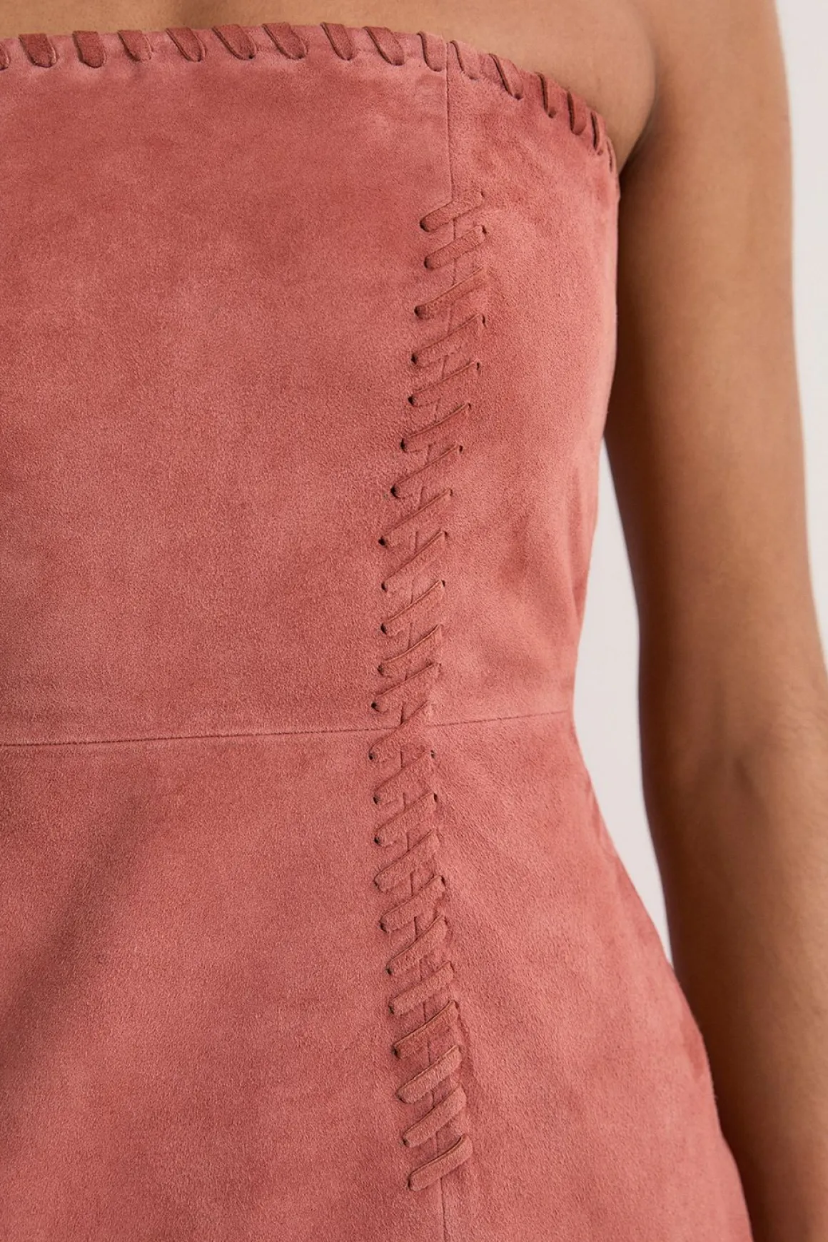 Robe Midi Bandeau en Daim à Détails de Couture Fouet