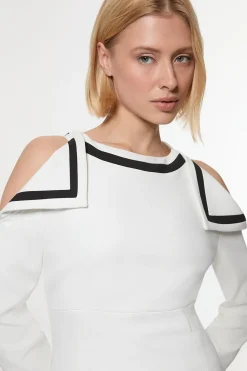 Robe Midi Bardot Cintrée en Stretch Compact avec Finitions en Contraste