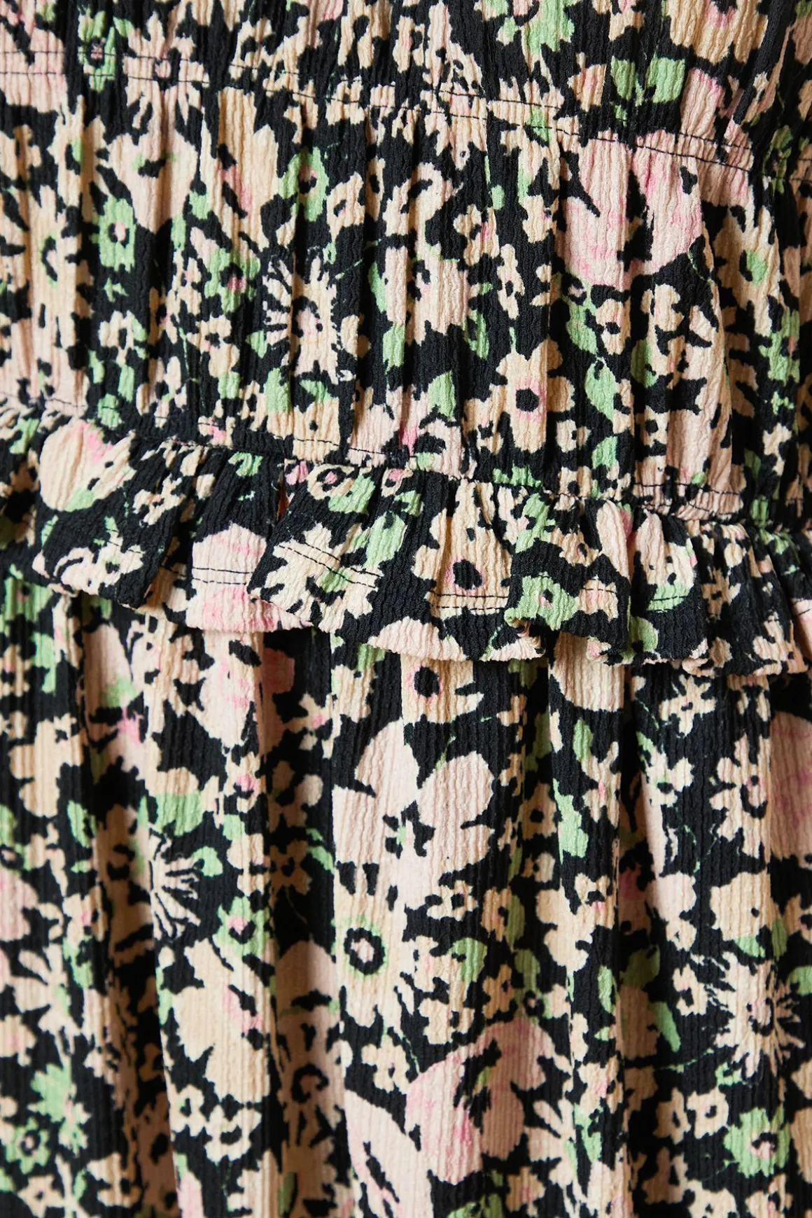 Robe Midi À Basque Avec Corsage Froncé Et Petites Manches Bouffantes À Motif Fleuri