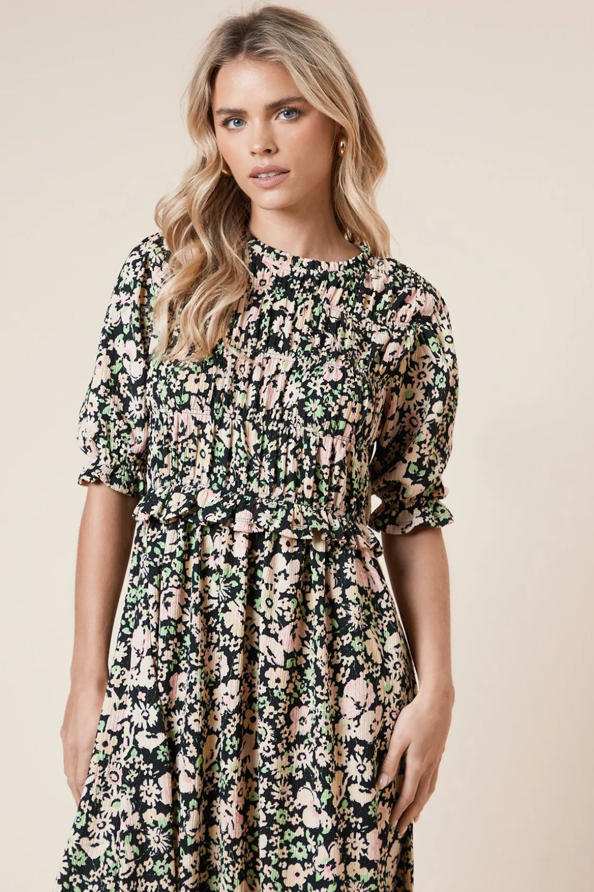 Robe Midi À Basque Avec Corsage Froncé Et Petites Manches Bouffantes À Motif Fleuri