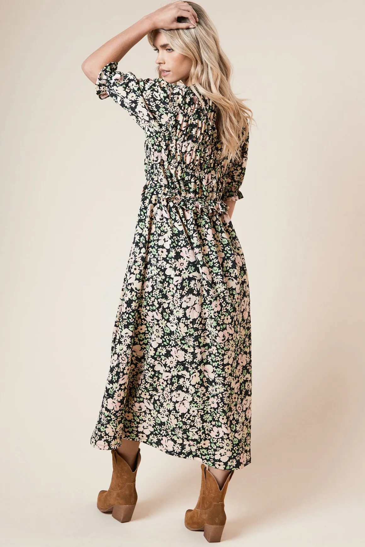 Robe Midi À Basque Avec Corsage Froncé Et Petites Manches Bouffantes À Motif Fleuri
