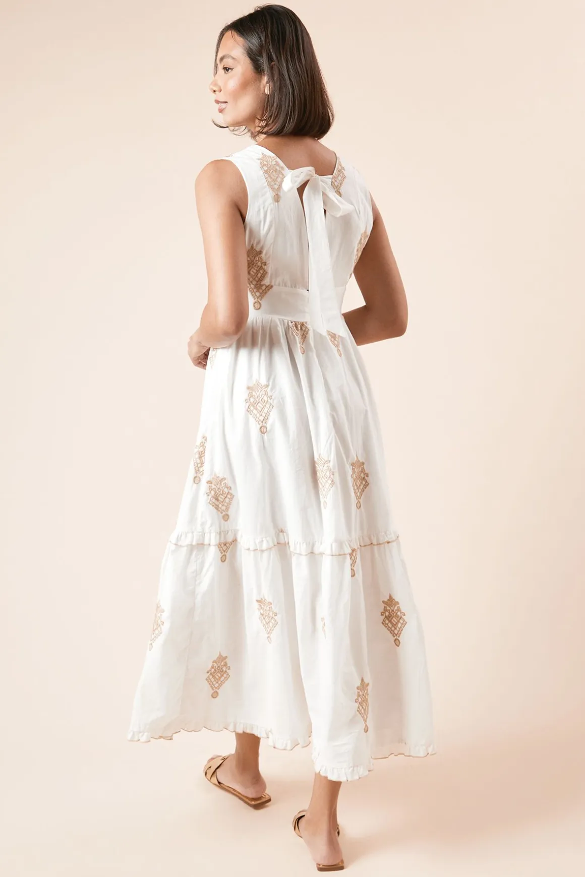 Robe Midi Brodée À Bretelles Avec Dos Noué