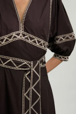Robe Midi Ceinturée À Détails Brodés