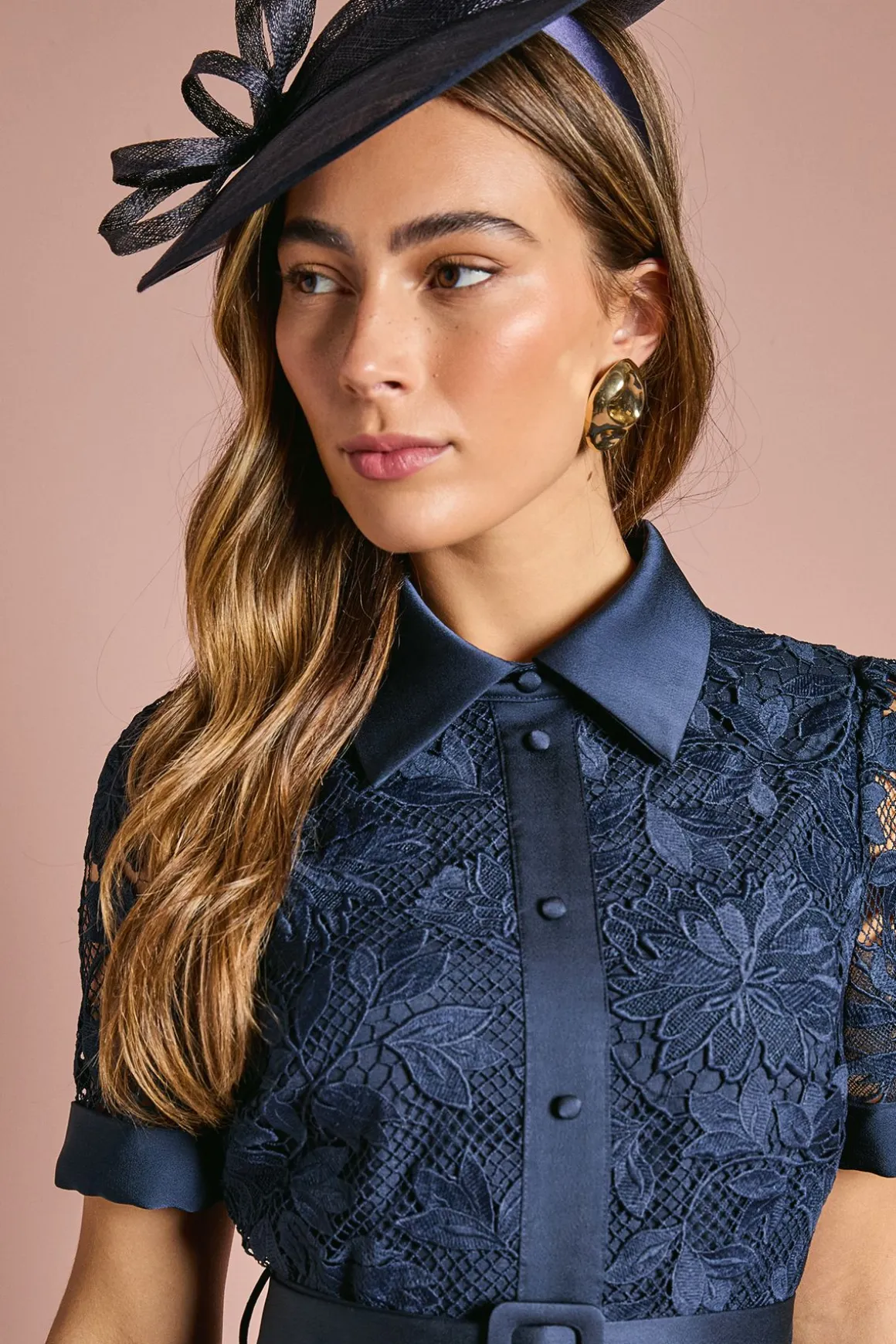 Robe Midi Chemisier en Dentelle avec Finitions Satinées