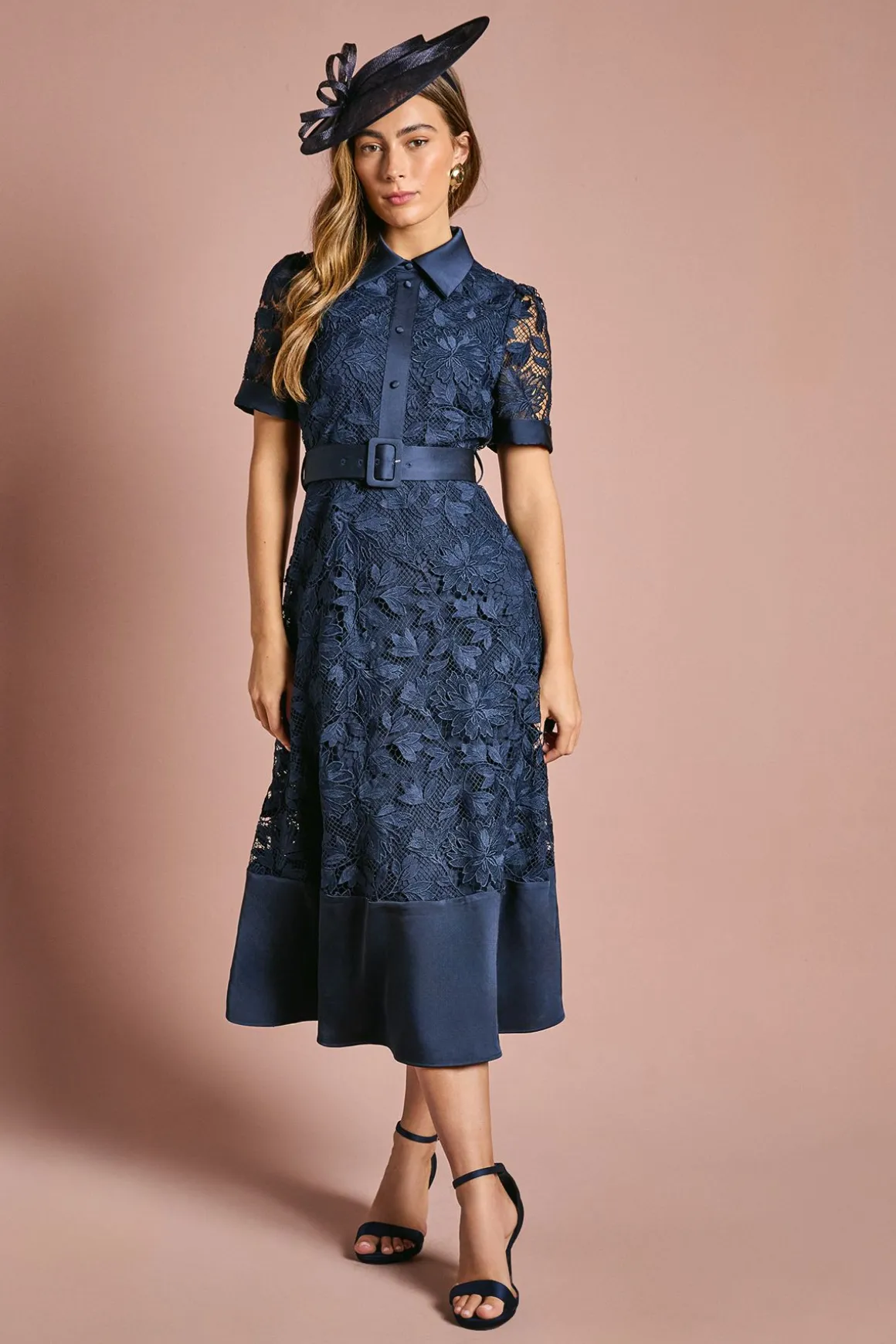 Robe Midi Chemisier en Dentelle avec Finitions Satinées