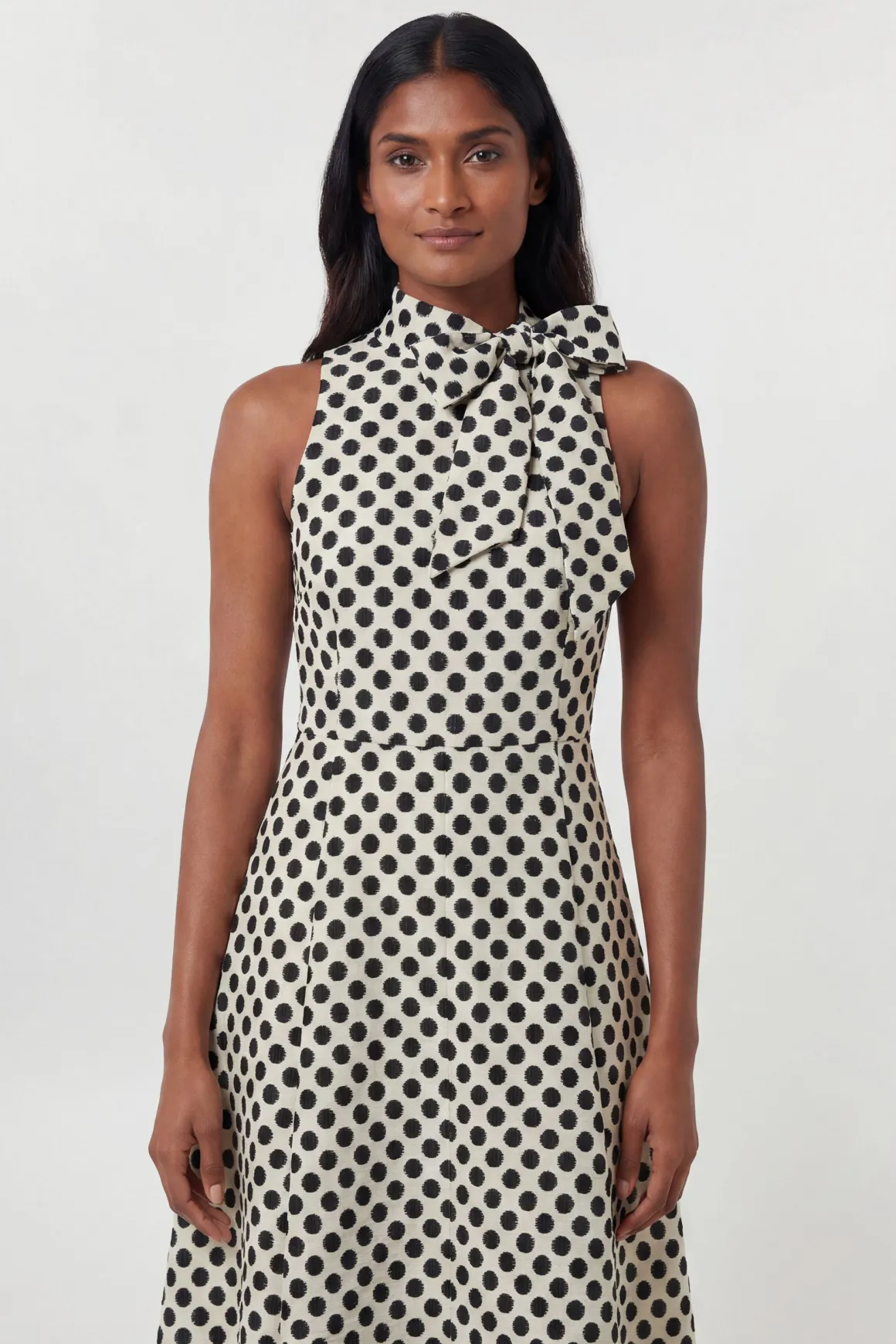 Robe Midi Cintrée À Col Nœud Et Jupe Ample En Jacquard À Pois