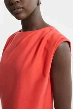 Robe midi cintrée à plis, encolure et détails de poches