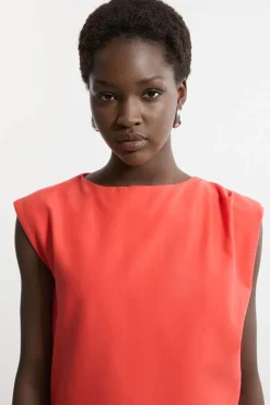Robe midi cintrée à plis, encolure et détails de poches