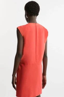 Robe midi cintrée à plis, encolure et détails de poches