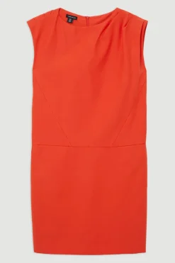 Robe midi cintrée à plis, encolure et détails de poches