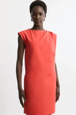 Robe midi cintrée à plis, encolure et détails de poches