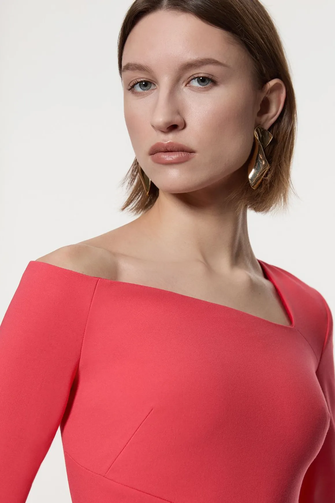 Robe midi drapée stretch compacte à encolure asymétrique